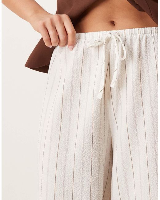 Stradivarius Natural – gestreifte hose