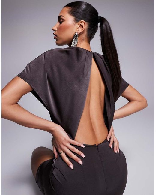 ASOS Hoogsluitende Gedrapeerde Satijnen Maxi-Jurk Met Open Achterkant in het Brown