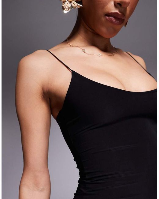 Vestito Corto Sinuoso A Doppio Strato Con Scollo Rotondo E Spalline Sottili di Missy Empire in Black