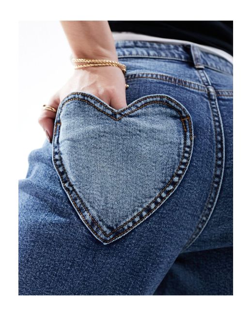 Jeans dritti lavaggio scuro con tasca a cuore di Miss Selfridge in Blue