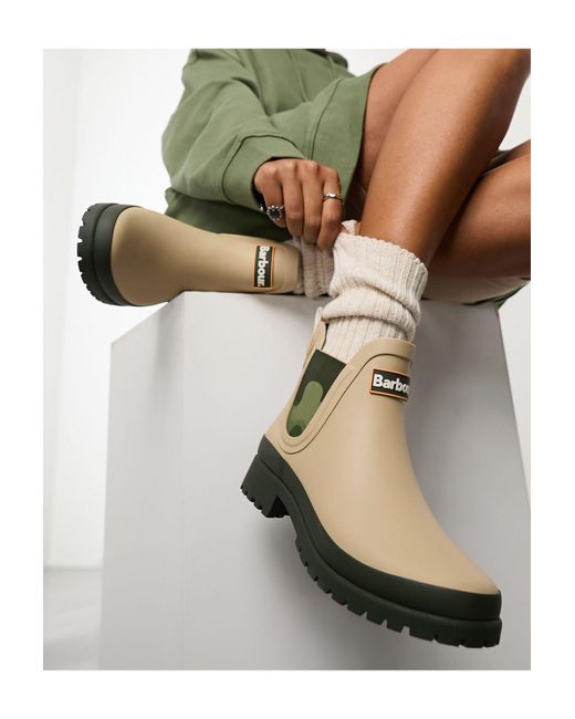 Esclusiva x asos - mallow - stivali da pioggia bassi color avena/mimetici di Barbour in Green