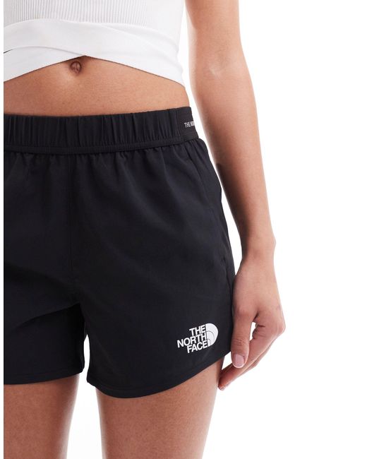 Training - pantaloncini da allenamento neri con logo di The North Face in Black