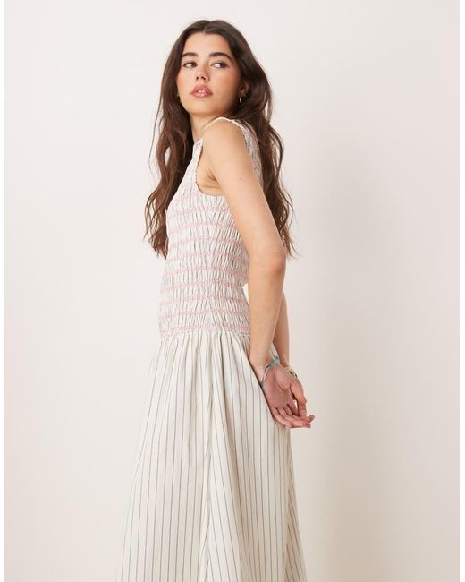 Vestito Lungo Arricciato A Righe Con Cuciture A Contrasto di ASOS in Natural
