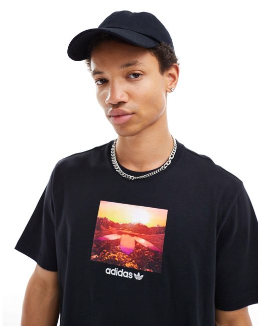 T-shirt nera con grafica con tramonto di Adidas Originals in Blue da Uomo
