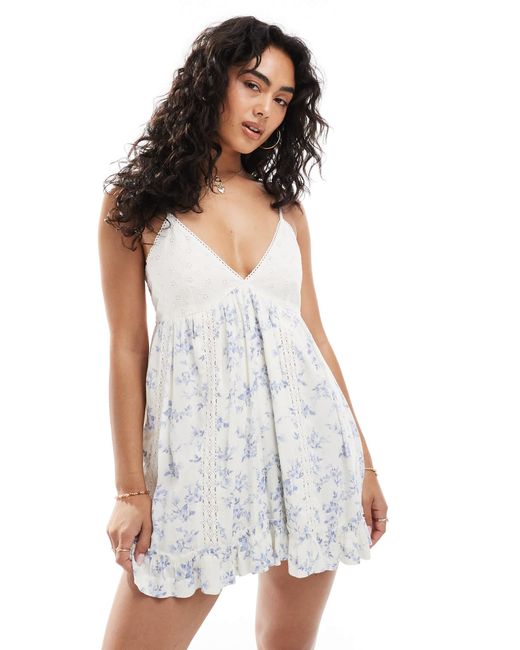 Miss Selfridge White – playsuit aus mullstoff mit lochstickerei und blauem muster