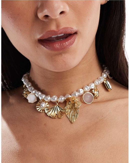 Collana Corta Con Perle Sintetiche E Charm di ASOS in Brown