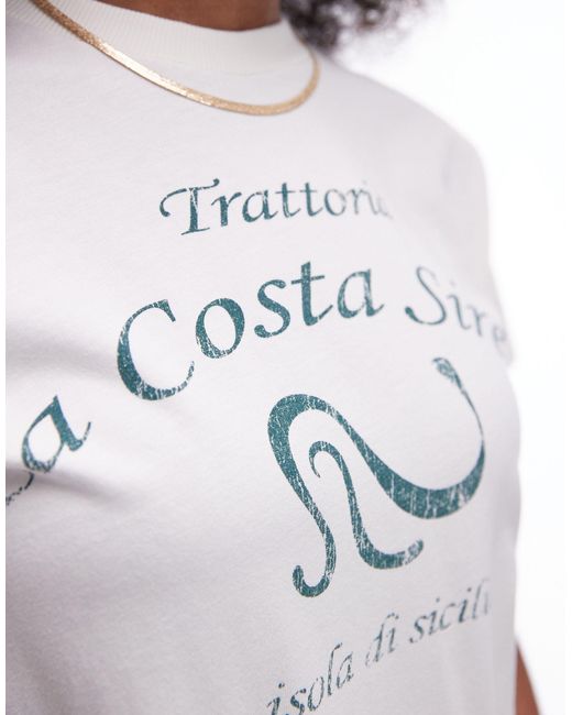 Camiseta color con diseño encogido y estampado gráfico "trattoria la costa" TOPSHOP de color White