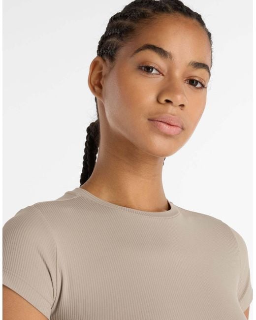 New Balance Natural – geripptes, figurbetontes t-shirt
