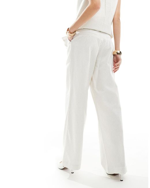 Pantalon d'ensemble habillé en lin mélangé à fines rayures - crème Pretty Lavish en coloris White