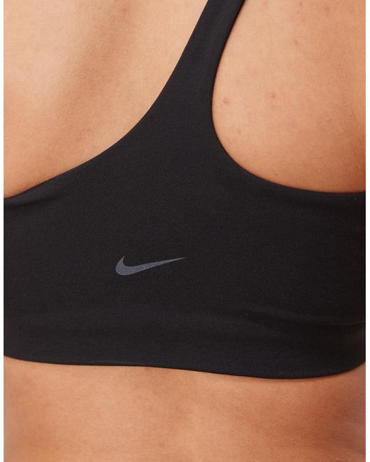 Sujetador Deportivo Asimétrico De Sujeción Baja De Tejido Suave Dri-Fit Zenvy De Nike de color Black