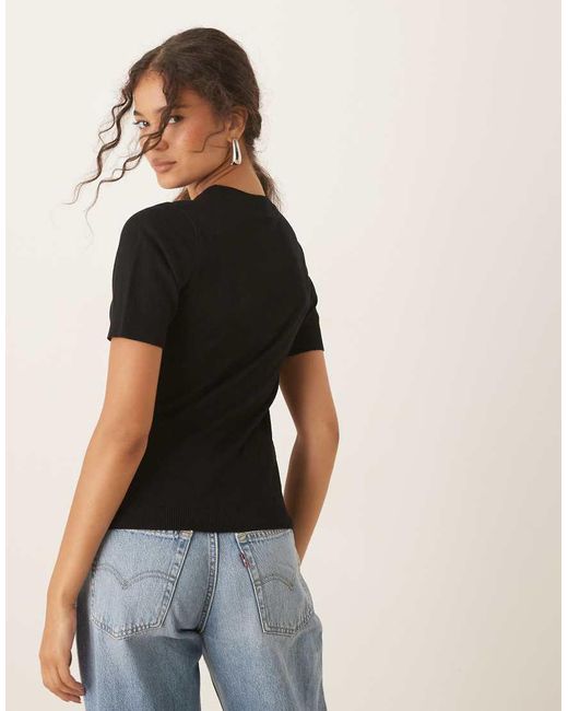 Top A Maniche Corte di Mango in Black