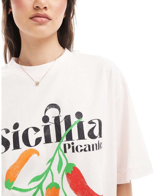 Camiseta Con Estampado Gráfico De Guindilla Y Texto "Sicillia" De ASOS de color White