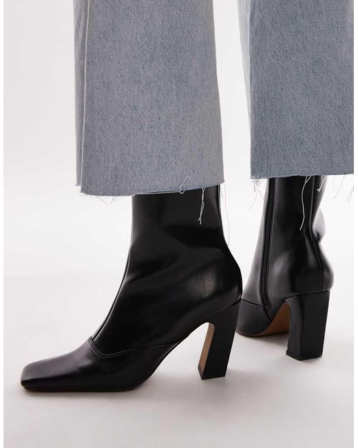 Botines Negros Con Tacón Grueso En Ángulo Nyla De TOPSHOP de color Gray