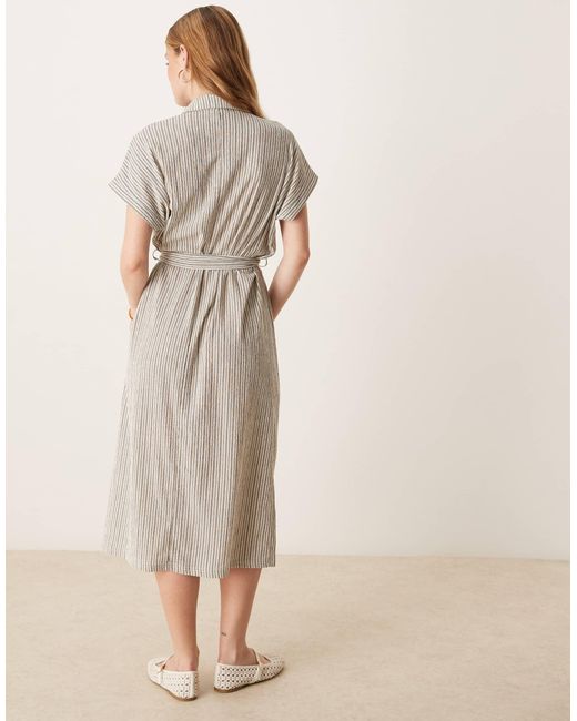 Robe chemise mi-longue à fines rayures nouée à la taille - noir et Jdy en coloris Natural