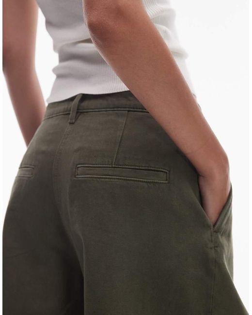 Pantaloncini Bermuda Kaki A Vita Medio Alta Con Pieghe Sul Davanti di ARKET in Green