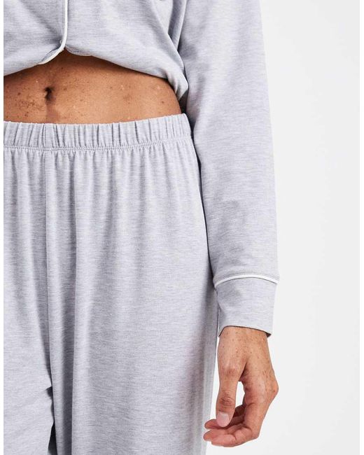 Pijama Jaspeado De Camisa De Manga Larga Y Pantalones Con Ribetes En Contraste De Tejido Supersuave De ASOS de color White