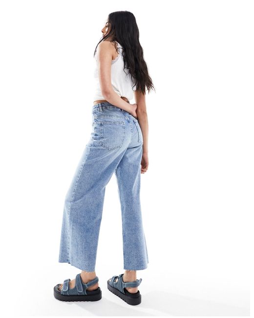 Jeans taglio corto medio a fondo ampio di ASOS in Blue
