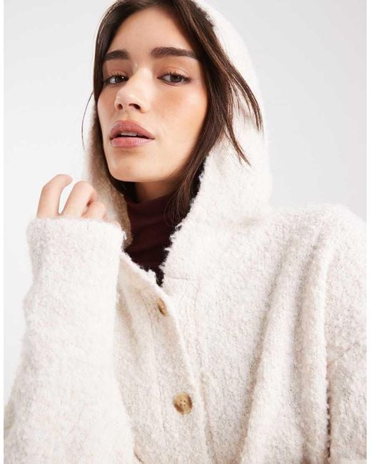 Cardigan Color Avena Bouclé Con Cappuccio E Bottoni di Miss Selfridge in White