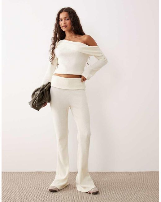 ASOS Superzachte Geborstelde Geribbelde Top Met Lange Mouwen En Blote Schouder in het Natural