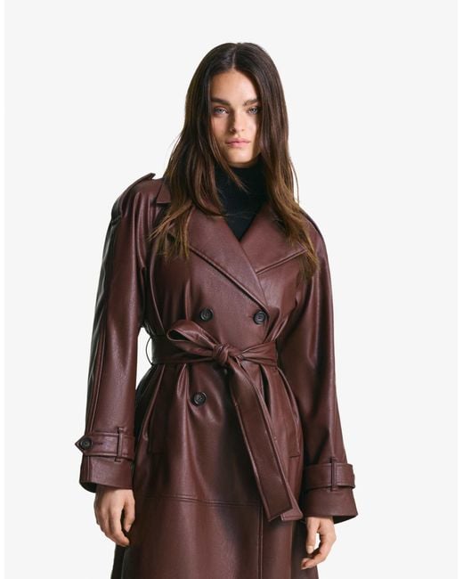 Bershka Damen – trenchcoat aus kunstleder in braun