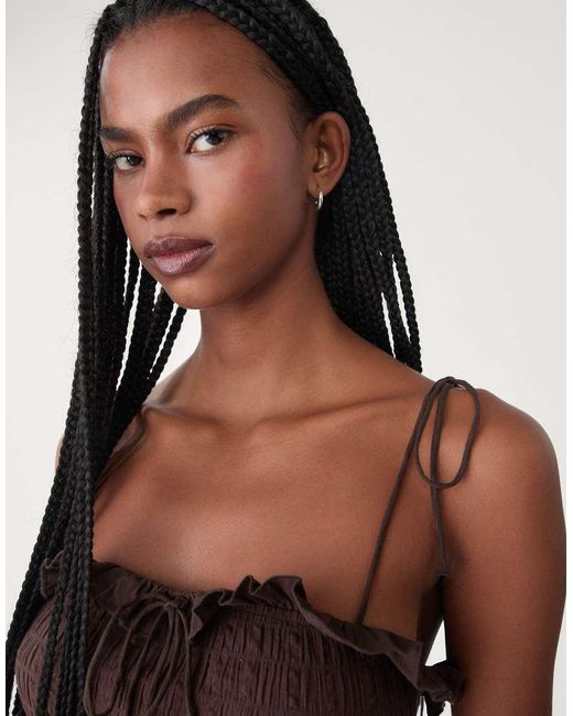Vestito Corto Arricciato Con Spalline Sottili E Volant di Stradivarius in Brown