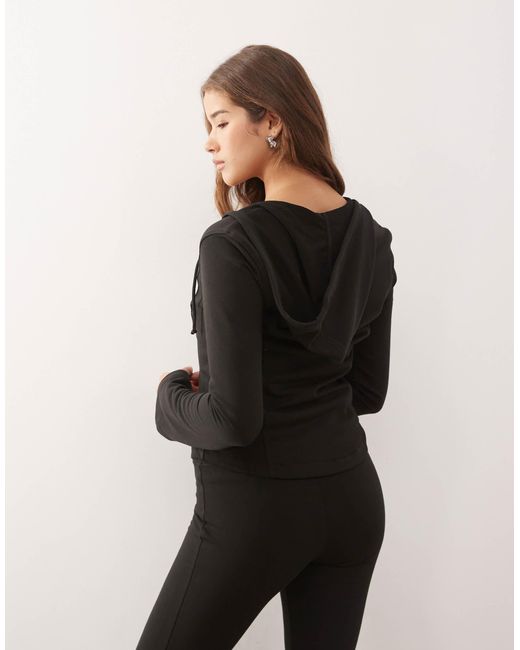 Monki Black – figurbetonter kapuzenpullover