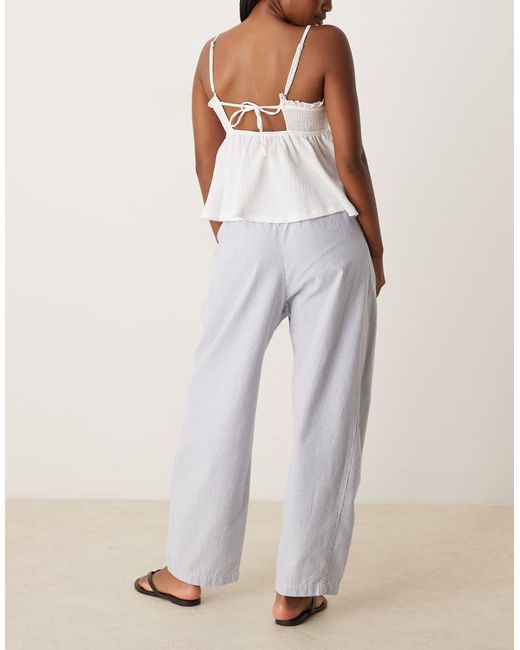 Pantalones Azules A Rayas Sin Cierres De Pernera Barrel Con Lazada En La Cintura De Abercrombie & Fitch de color White