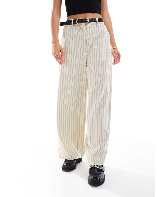 Petite - pantaloni sartoriali crema a righe con cintura di ASOS in White