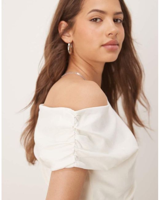 T-Shirt Baby Arricciata Color Latte Di Cocco Con Spalla Scoperta di ASOS in White