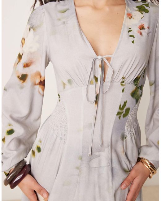 Robe mi-longue nouée devant avec col v et manches longues - bleu à fleurs ASOS en coloris Natural