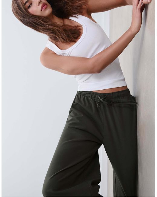 Pantalon long habillé et fluide Stradivarius en coloris Black