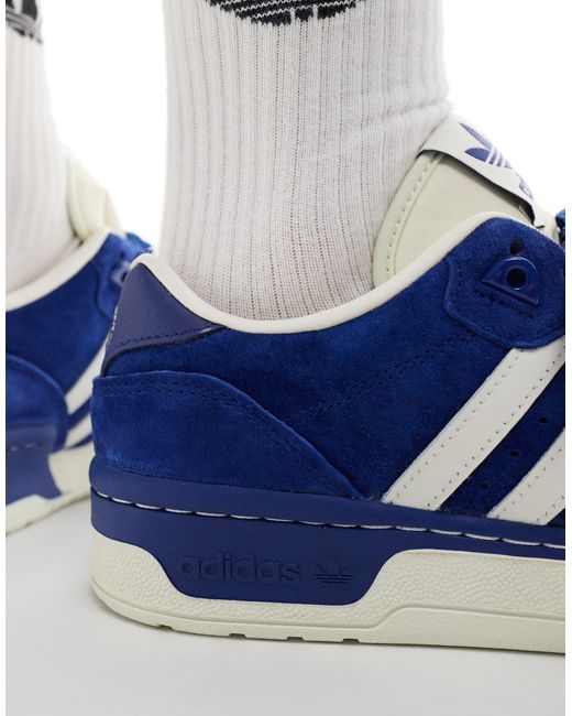 Rivalry low - sneakers basse rétro e bianco sporco di Adidas Originals in Blue