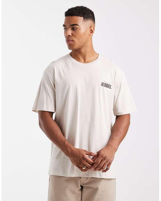 Camiseta Beis Extragrande Con Estampado Ecléctico En La Espalda De -Neutro JJ Rebel de hombre de color White
