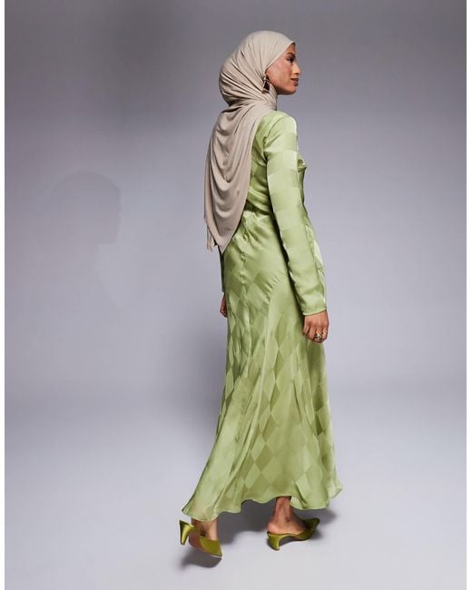 Robe longue en satin à col montant et motif damier - sauge ASOS en coloris Green