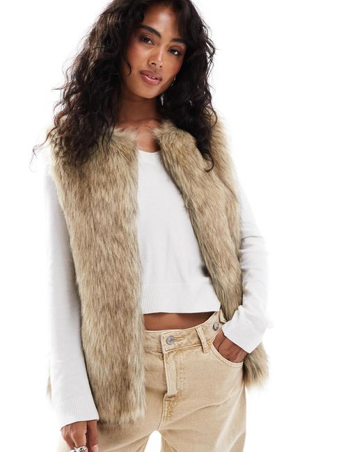Veste sans manches en fausse fourrure Stradivarius en coloris Natural