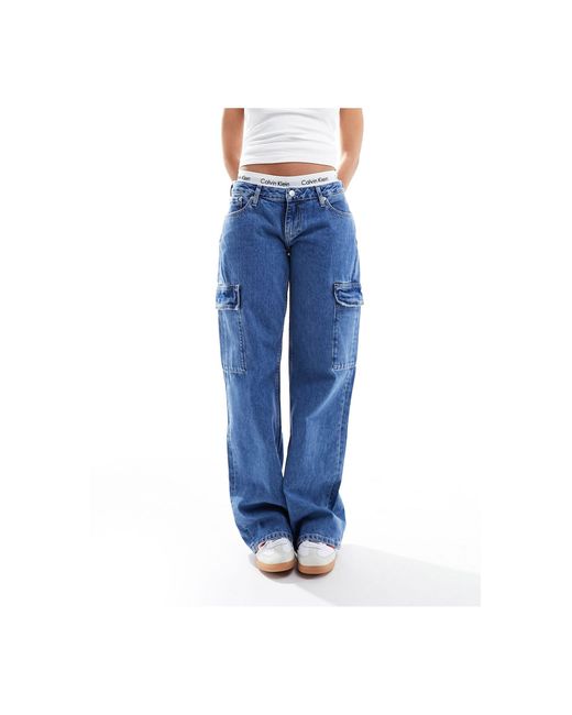 Jeans cargo lavaggio medio a vita super bassa di Calvin Klein in Blue