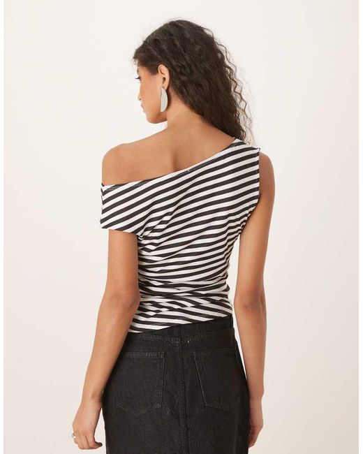 Top A Monocromáticas Con Escote Bardot Fruncido Estilo Corsé De ASOS de color Black