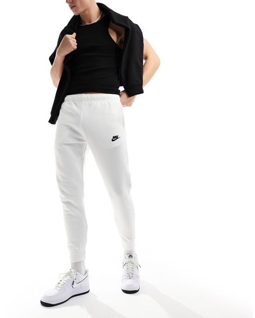 Joggers con puños ajustados en club Nike de hombre de color White