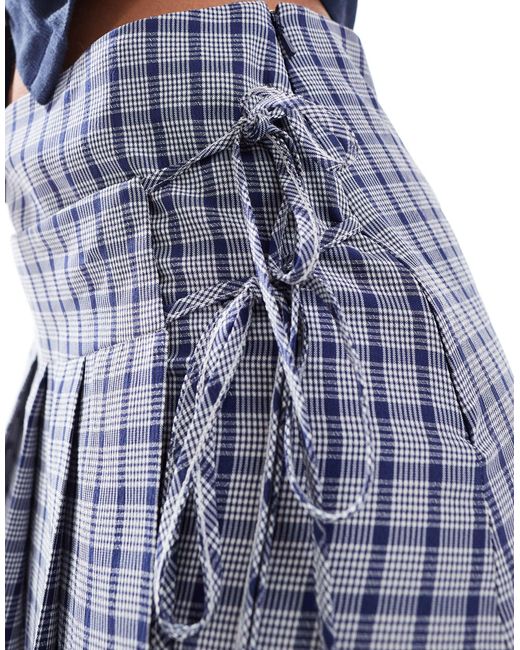 Mini-jupe portefeuille à carreaux style kilt Collusion en coloris Blue