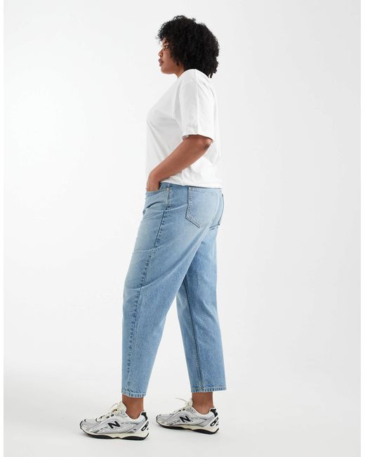 Asos design curve - jean mom décontracté à taille haute - moyen ASOS en coloris Blue