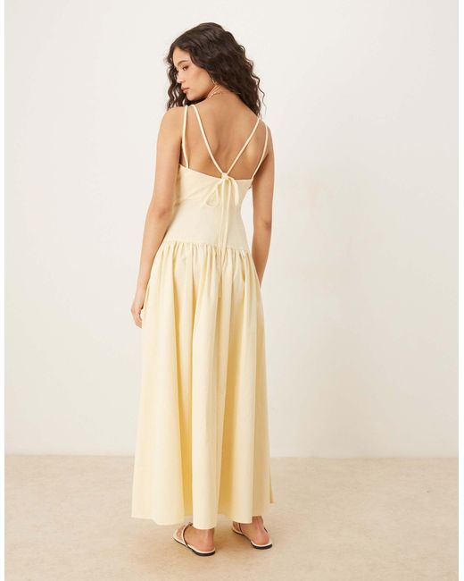 Robe mi-longue à bretelles, taille tombante et surpiqûres - babeurre ASOS en coloris Natural