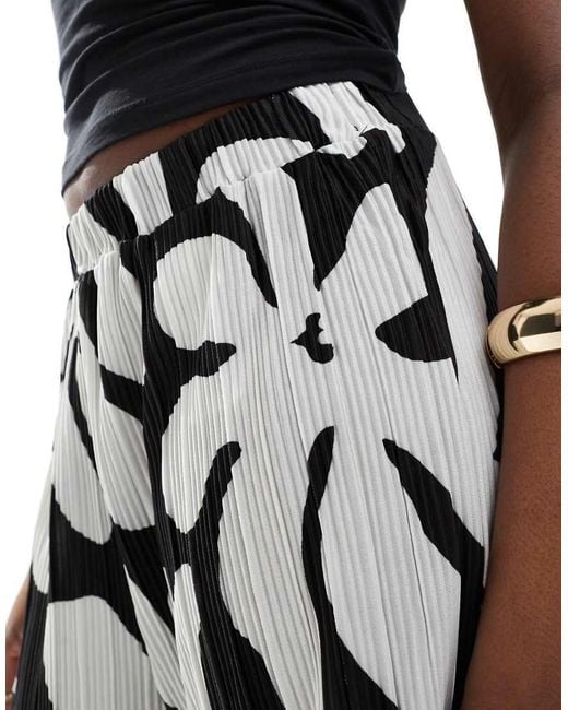 Vero Moda Broek Van Plissé Met Hoge Taille, Wijde Pijpen En Bloemenprint in het Black