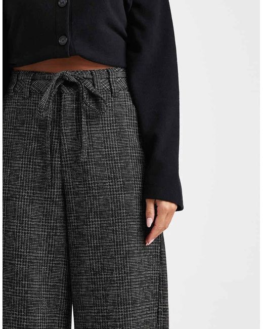 Pantalones Monocromáticos A Cuadros Texturizados De Corte Barrel Con Detalle De Costuras De ASOS de color Black