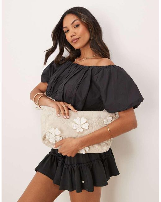 Pochette Arricciata Decorata Con Fiori di ASOS in Black