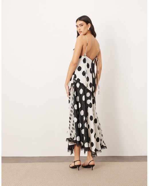 ARRANGE Natural – maxi-trägerkleid aus kontrastierendem stoff mit zipfelsaum, blockfarben-design und punktemuster