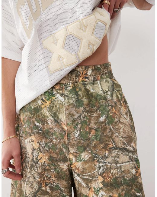 Collusion – relaxed fit skater-shorts aus jersey mit military-baum-muster in Natural für Herren