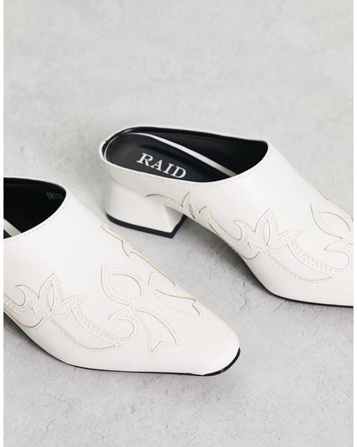 Zapatos blancos destalonados con diseño wéstern brina Raid de color White