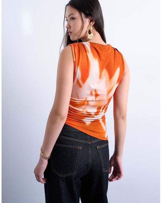 Top Senza Maniche Asimmetrico Con Stampa A Fiori di TOPSHOP in Orange