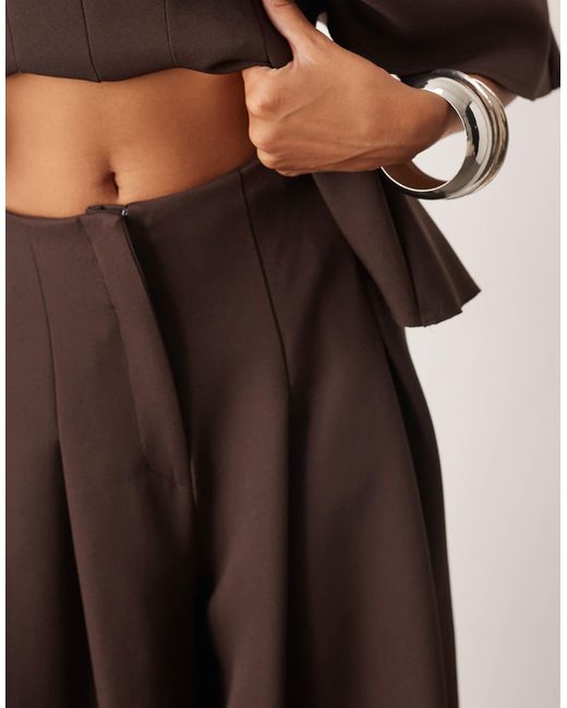 Pantalon large d'ensemble ajusté avec plis à la taille - chocolat profond ARRANGE en coloris Brown