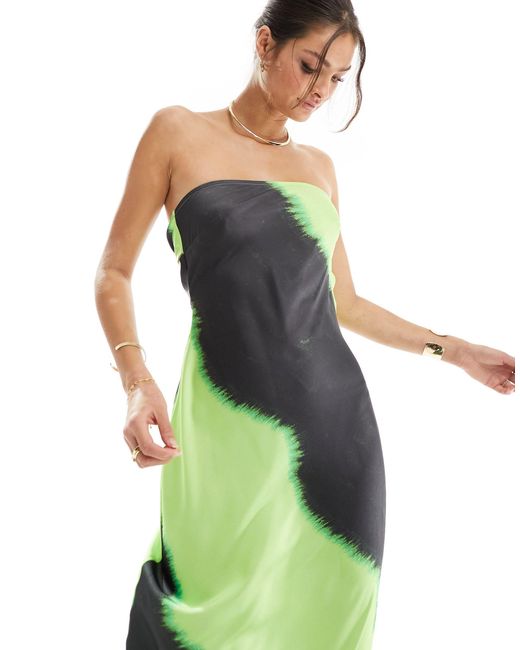 Asos design tall - robe bandeau satinée longue coupée en biais avec lien à nouer au dos et imprimé abstrait ASOS en coloris Green
